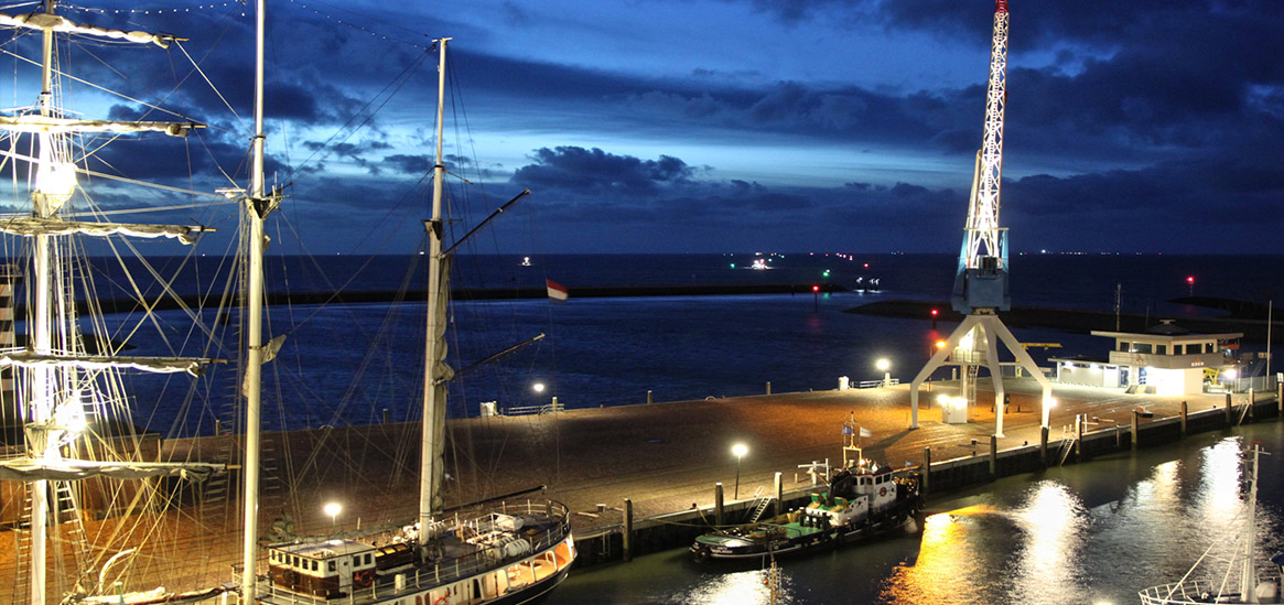 Hafenkran-Harlingen-hafenanlage-night